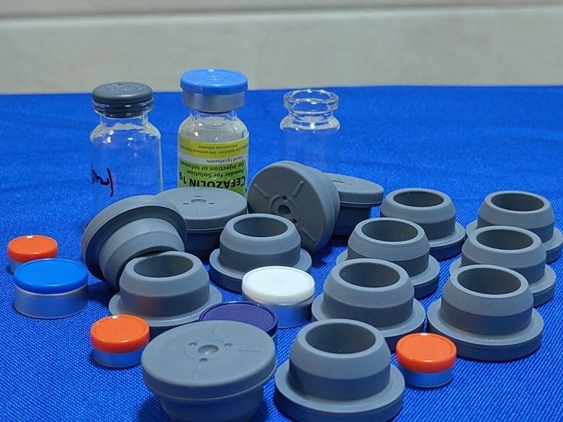 13 มิลลิเมตร 20 มิลลิเมตร 28 มิลลิเมตร 32 มิลลิเมตร กระจก Lyophilization Vials สีเทาทางการแพทย์ Butyl Rubber Stopper สําหรับกระจกกระจก กระจกกระจก