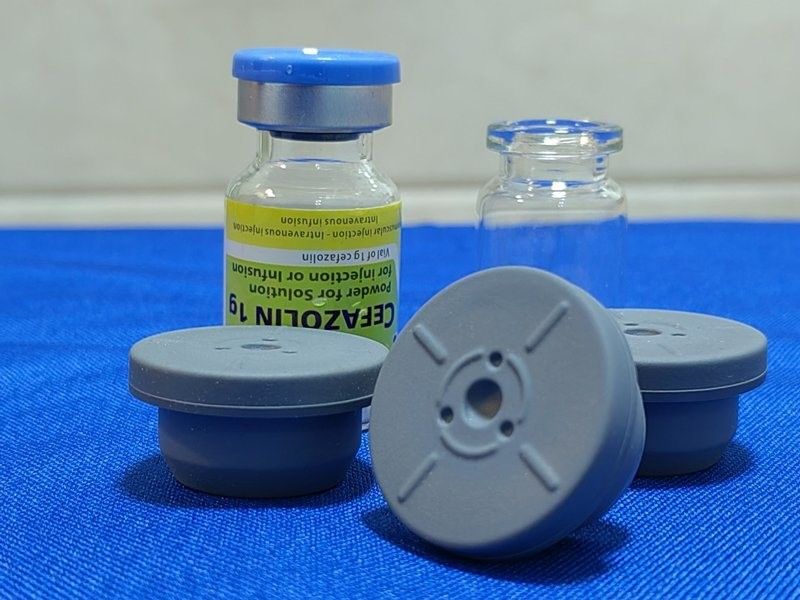 การสอดคล้อง GMP 13mm 20mm 23mm 28mm 32mm หมุน sterile หมุนการแพทย์ Butyl ยาง stopper สําหรับกระป๋องฉีดน้ําแก้ว