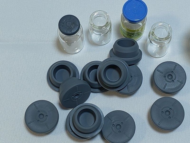 28 มม 32 มม เอธิลีนออกไซด์ สลบพัสดุการแพทย์ Bromo Butyl ยางยาง Stoppers สําหรับกระจกฉีด